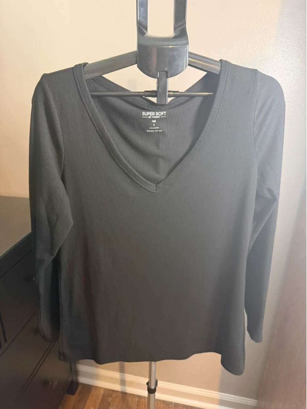 Torrid Super Soft Black Ribbed V-Neck Top Size 1